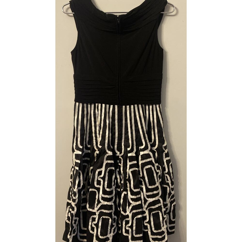 Adrianna Papell V-Neck Textured Sleeveless Dress Sz 10 Black White Geometric - Picture 4 of 7